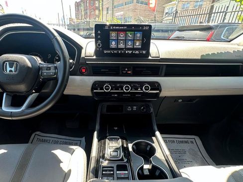 Used 2025 Honda Pilot Touring image 11