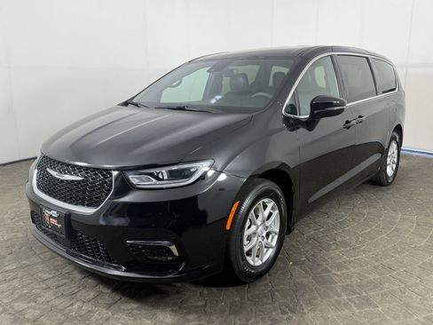 Used 2025 Chrysler Pacifica Select FWD image 3
