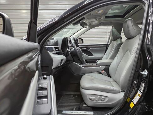 Used 2023 Toyota Highlander Limited AWD/4WD image 12