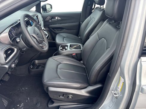 New 2026 Chrysler Pacifica Select image 9