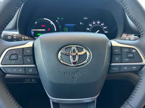Certified 2026 Toyota Sienna XLE FWD image 23