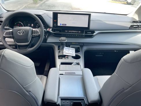 Used 2026 Toyota Sienna XLE FWD image 10