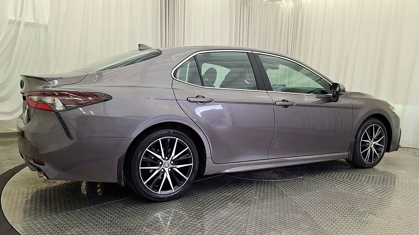 Certified 2022 Toyota Camry SE w/ Cold Weather Package AWD/4WD image 6