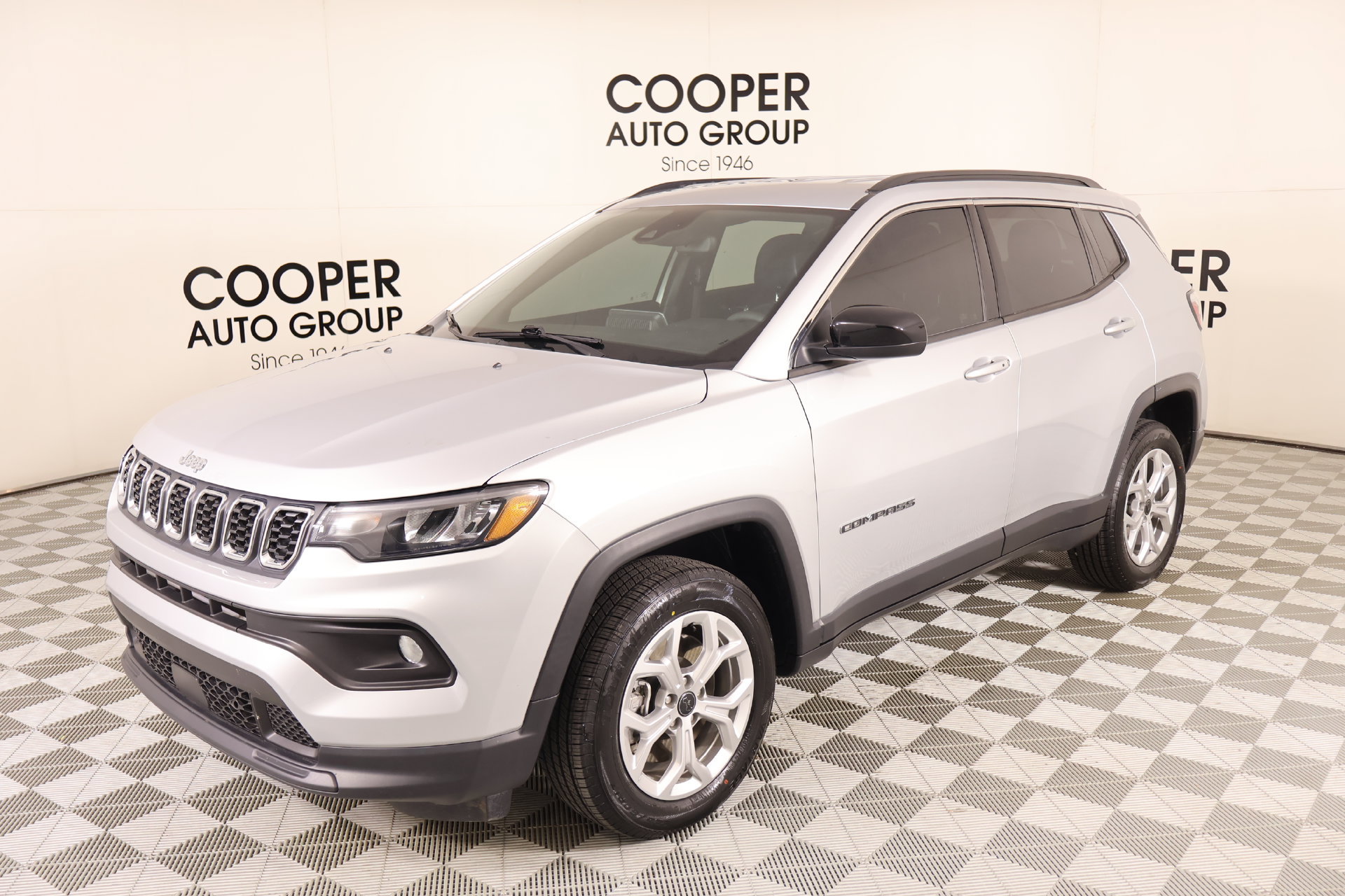 Used 2025 Jeep Compass Latitude AWD/4WD image 9