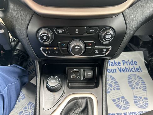 Used 2018 Jeep Cherokee Latitude w/ Safety Group AWD/4WD image 18