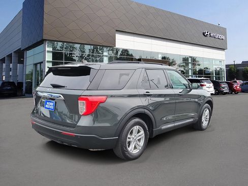 Used 2022 Ford Explorer XLT image 2