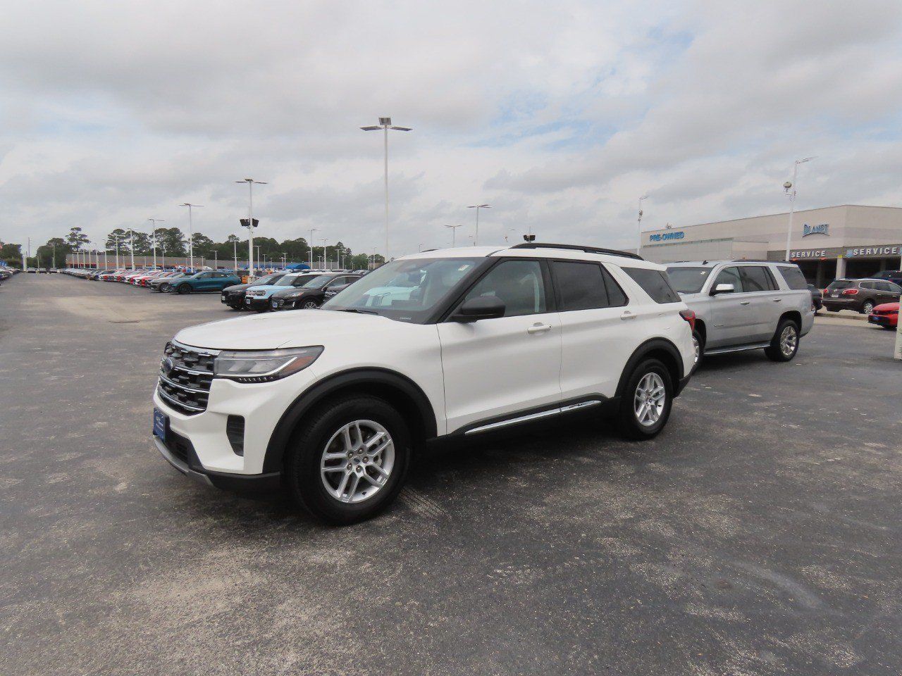 Used 2025 Ford Explorer Active RWD image 2