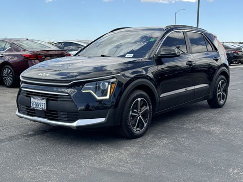 Used 2023 Kia Niro EX image 3