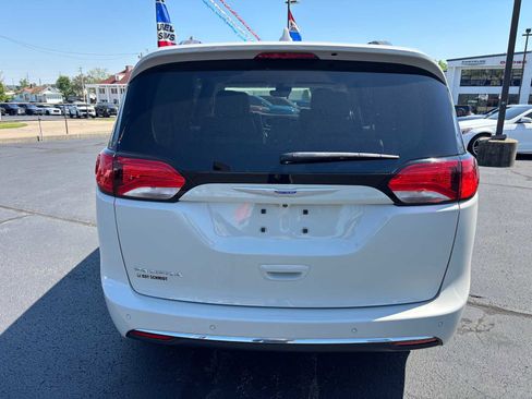 Used 2020 Chrysler Pacifica Touring-L Plus w/ Tire & Wheel Group image 5