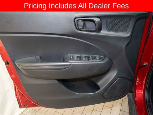 Used 2024 Hyundai Venue Limited FWD image 11