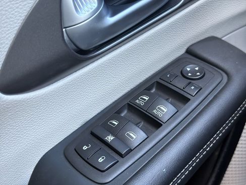 Used 2024 Chrysler Pacifica Limited FWD image 11