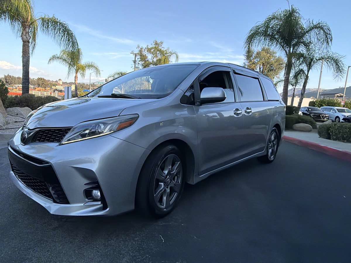 Used 2018 Toyota Sienna SE FWD image 19