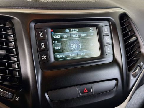 Used 2018 Jeep Cherokee Latitude w/ Cold Weather Group AWD/4WD image 15