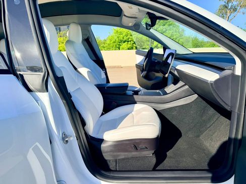 Used 2022 Tesla Model Y Long Range image 16