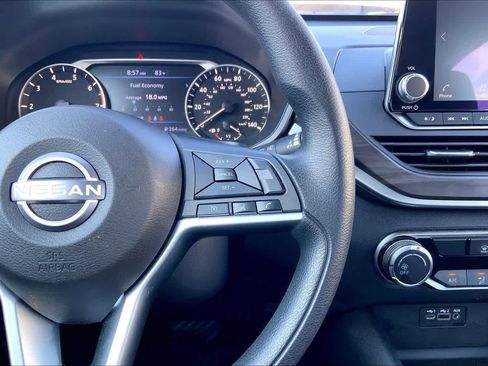 Used 2025 Nissan Altima 2.5 SV FWD image 25