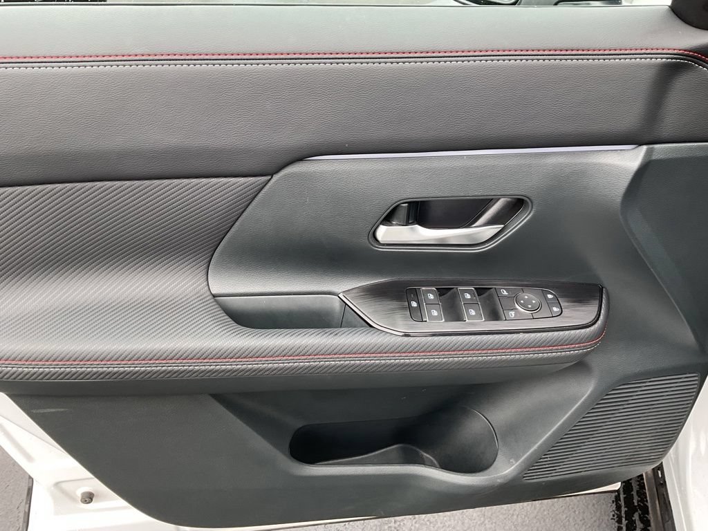 Used 2025 Nissan Kicks SR AWD/4WD image 12