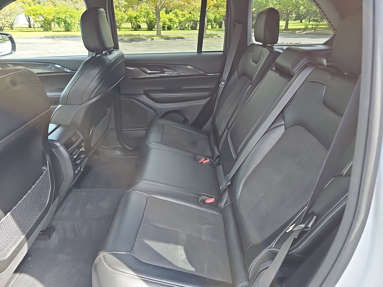 Used 2023 Jeep Grand Cherokee Altitude AWD/4WD image 17