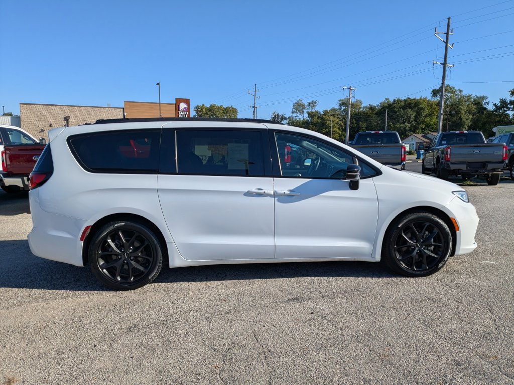 Used 2025 Chrysler Pacifica Limited FWD image 5