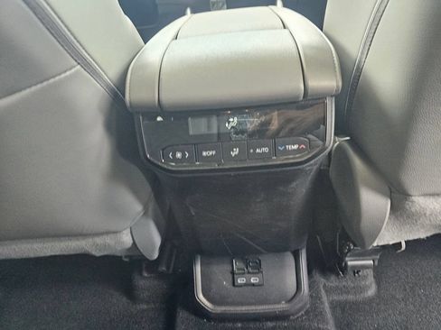 Used 2023 Toyota Highlander XLE AWD/4WD image 20