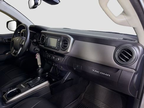 Used 2018 Toyota Tacoma SR5 RWD image 28