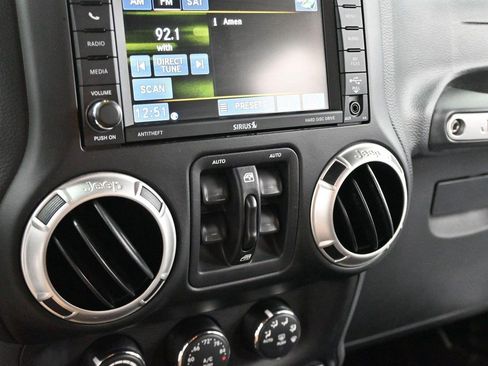 Used 2017 Jeep Wrangler Unlimited Rubicon w/ Connectivity Group AWD/4WD image 21