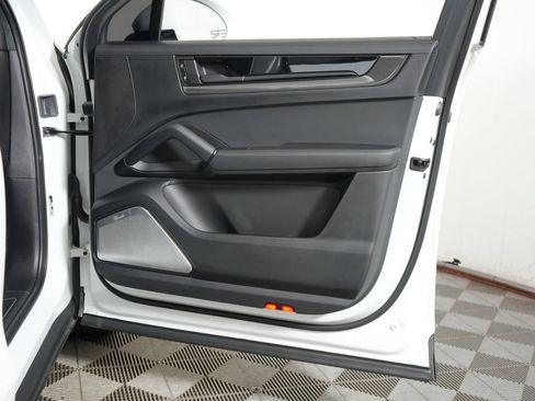 Certified 2025 Porsche Cayenne GTS AWD/4WD image 43