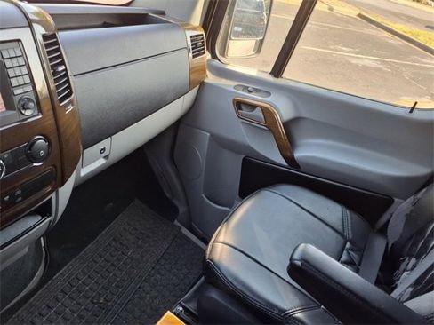 Used 2014 Mercedes-Benz Sprinter 2500 image 33