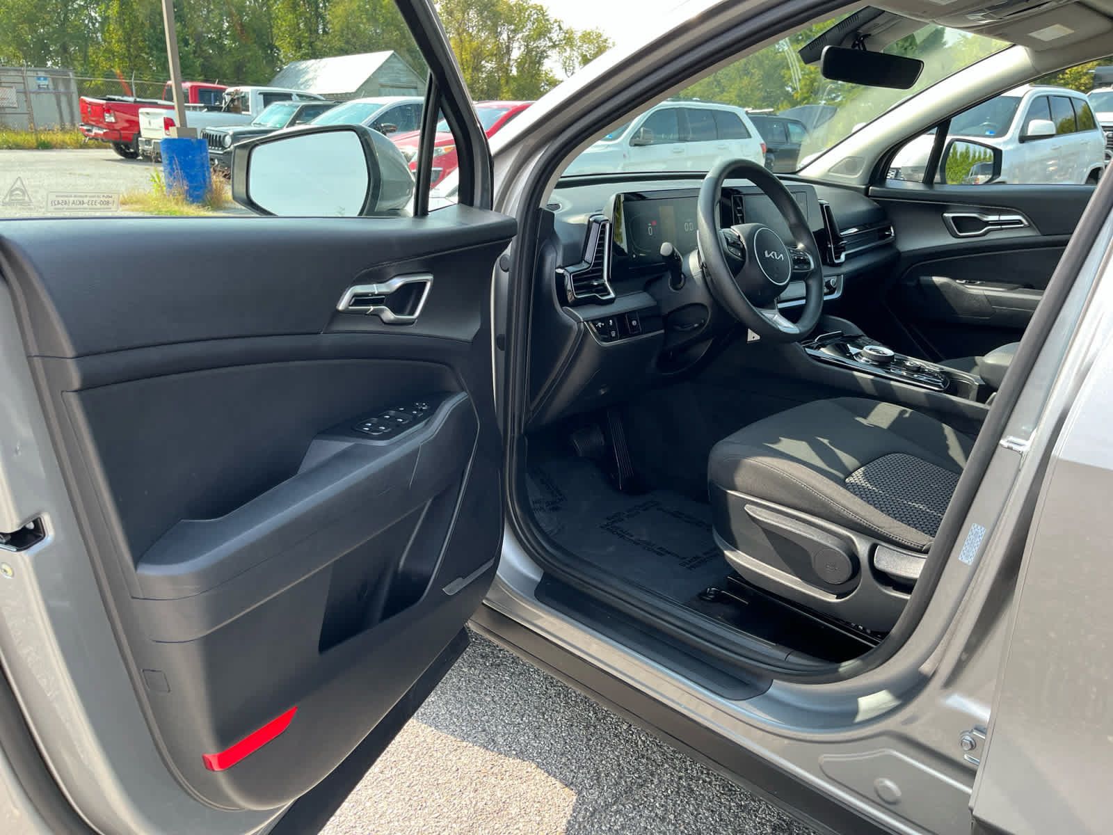 Used 2025 Kia Sportage LX AWD/4WD image 9