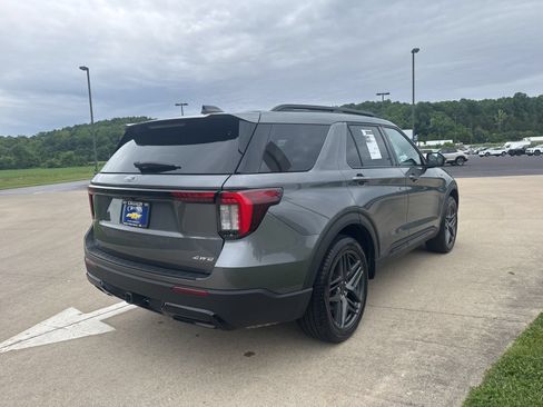 Used 2025 Ford Explorer ST-Line w/ ST-Line Street Pack AWD/4WD image 4