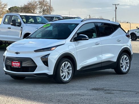 Used 2022 Chevrolet Bolt EUV LT w/ Comfort Package image 8