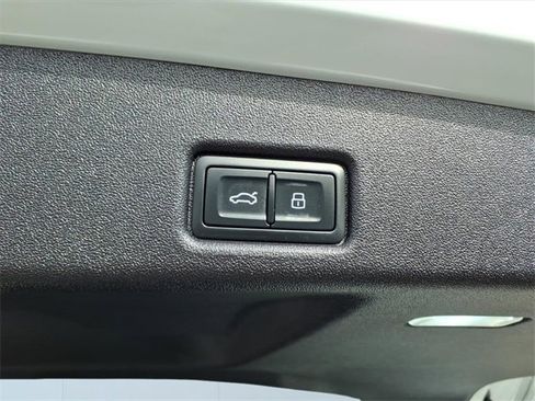 Used 2025 Audi Q5 Premium w/ Convenience Package image 8