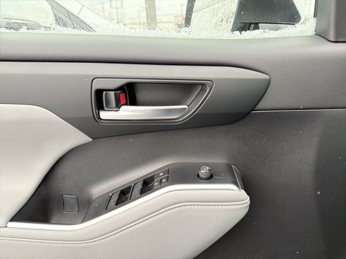 Used 2024 Toyota Highlander XLE image 14