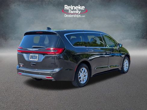 Used 2023 Chrysler Pacifica Touring-L FWD image 5