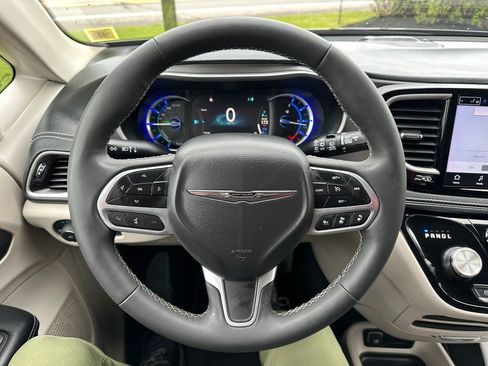 Certified 2023 Chrysler Pacifica Touring-L FWD image 2