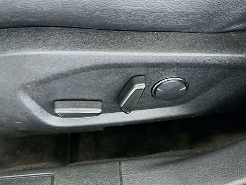Used 2017 Ford Fusion SE w/ Fusion SE Technology Package FWD image 18