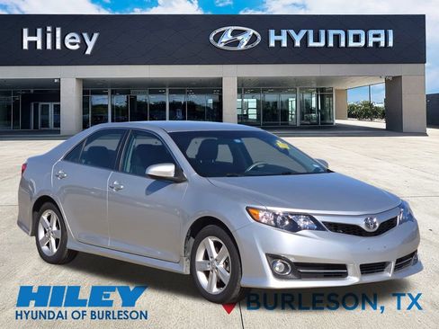 Used 2014 Toyota Camry SE image 2