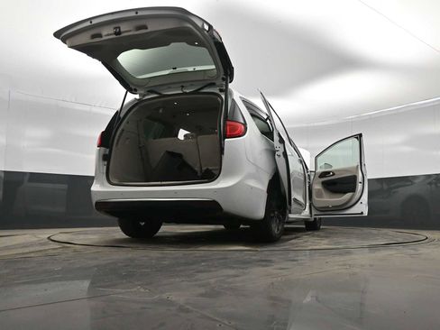 Used 2017 Chrysler Pacifica Limited w/ UConnect Theater Package image 43