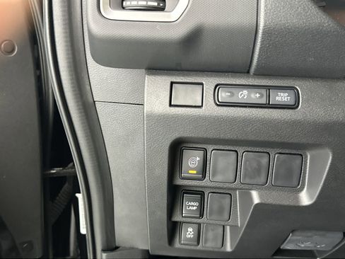Used 2024 Nissan Frontier SV w/ Technology Package RWD image 18