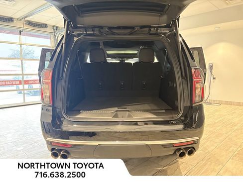 Used 2023 Chevrolet Suburban High Country AWD/4WD image 31