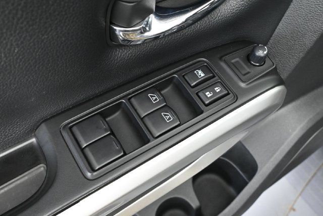 Used 2018 Nissan Titan SV AWD/4WD image 15