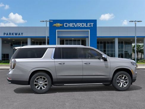 New 2026 Chevrolet Suburban Premier image 5