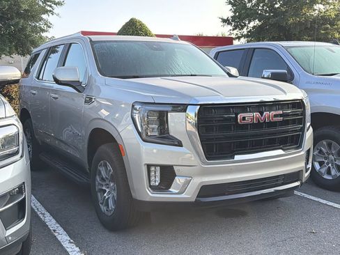 Used 2024 GMC Yukon SLE AWD/4WD image 3