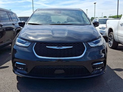 Used 2024 Chrysler Pacifica Touring-L FWD image 2
