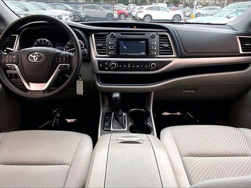 Used 2014 Toyota Highlander LE image 11