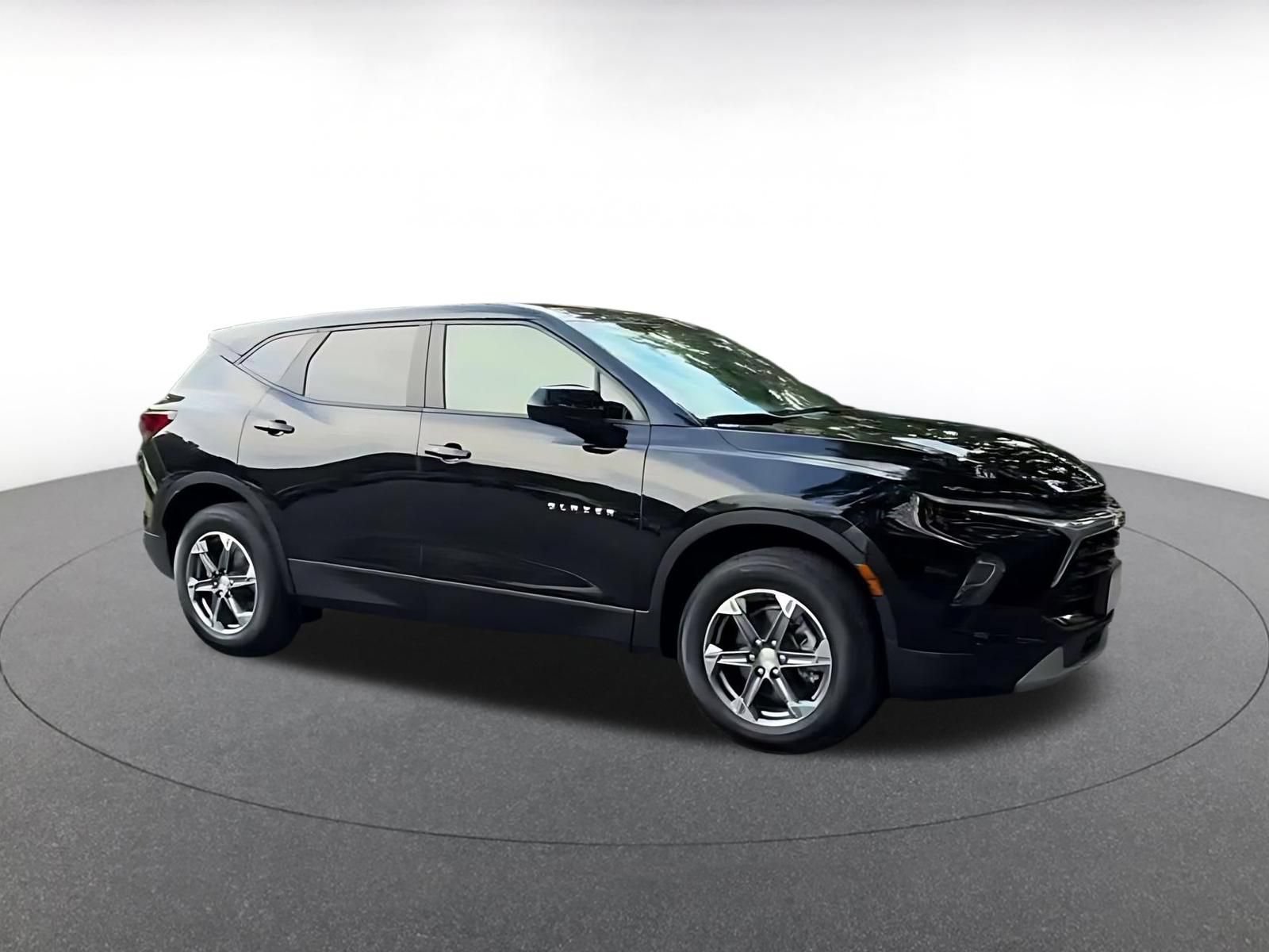 Used 2026 Chevrolet Blazer LT FWD image 2