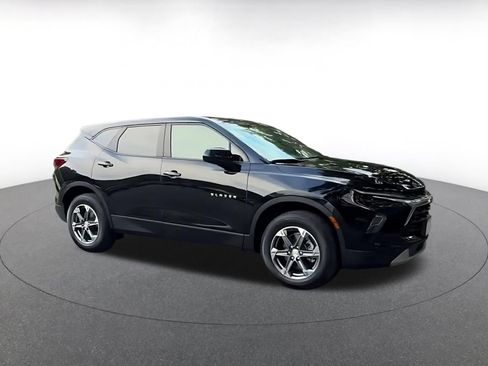 Used 2026 Chevrolet Blazer LT FWD image 2