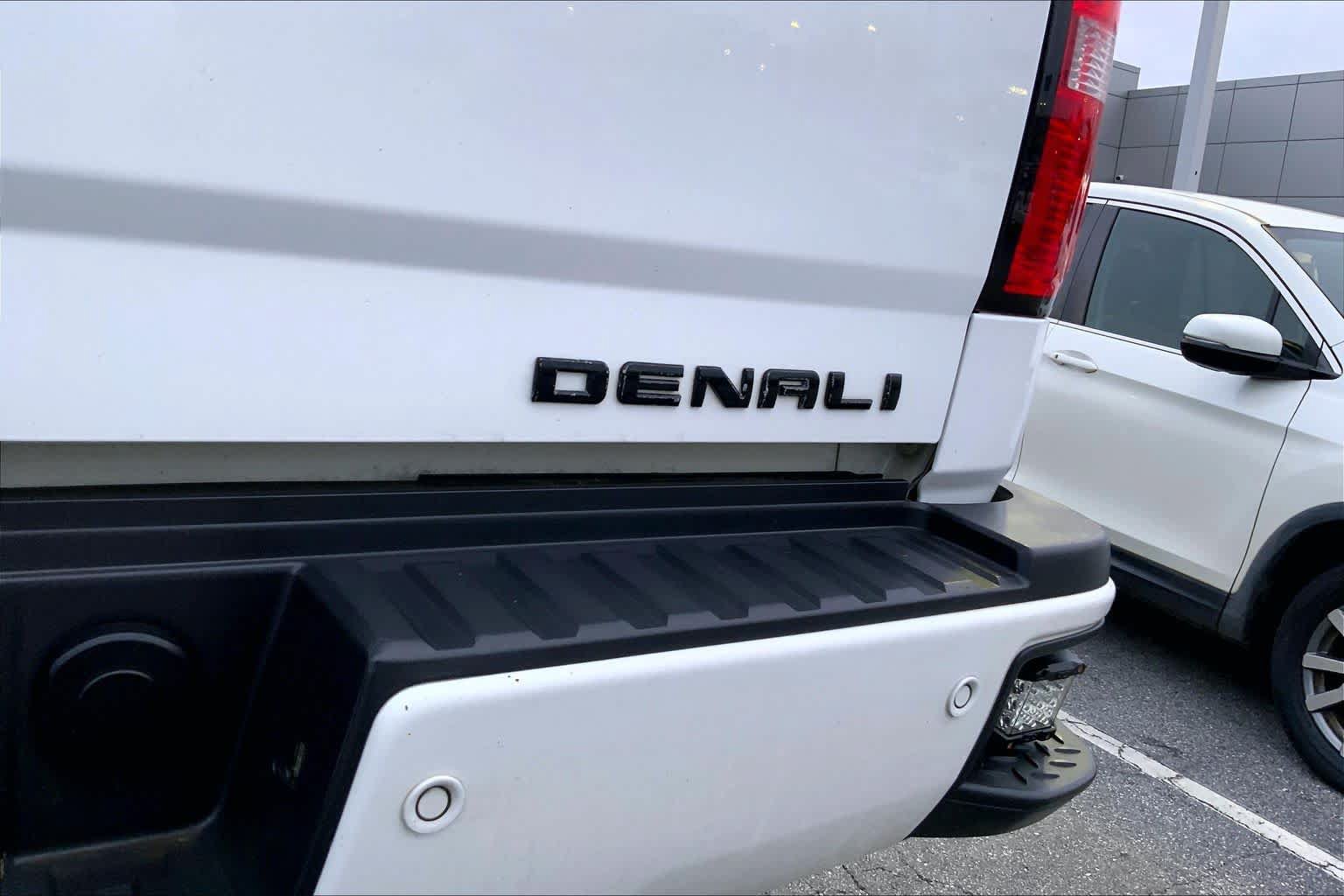 Used 2016 GMC Sierra 2500 Denali w/ Duramax Plus Package AWD/4WD image 9