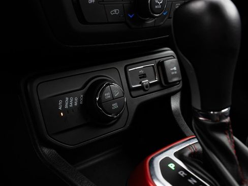 Used 2018 Jeep Renegade Trailhawk image 17