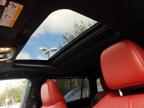 Used 2023 Toyota Highlander XSE image 16