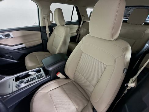 Used 2022 Ford Explorer XLT image 25